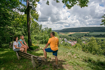 Ausblick am Bergkreuz Kinding ins Tal