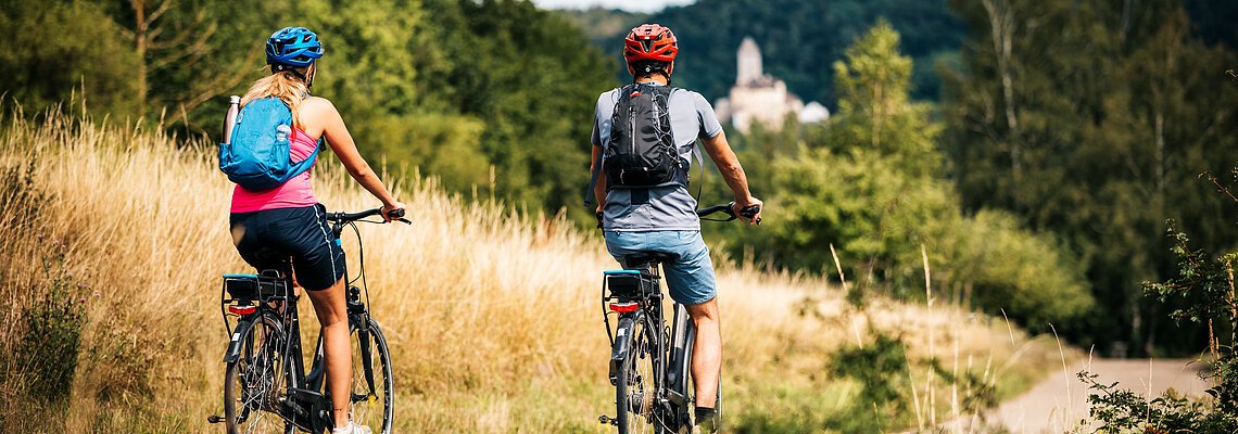 Radler unterwegs auf dem Altmühltal-Radweg