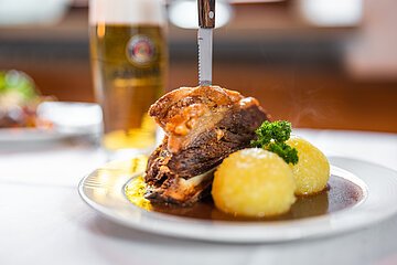 Schweineschäuferl in der Krone in Kinding