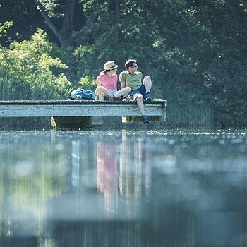 Wanderer am Kratzmühlsee bei Kinding