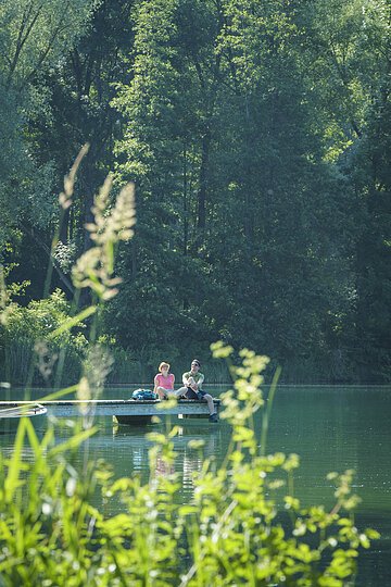 Wanderer am Kratzmühlsee bei Kinding