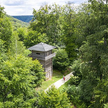 Wanderer vor dem Limesturm in Kipfenberg