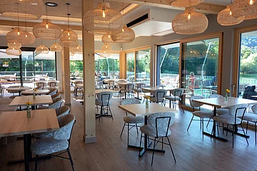Der helle und modern eingerichtete Essbereich direkt am See punktet mit Ambiente und Aussicht.