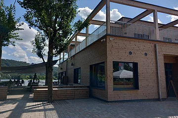 Das Restaurant liegt idyllisch direkt am Kratzmühlsee.