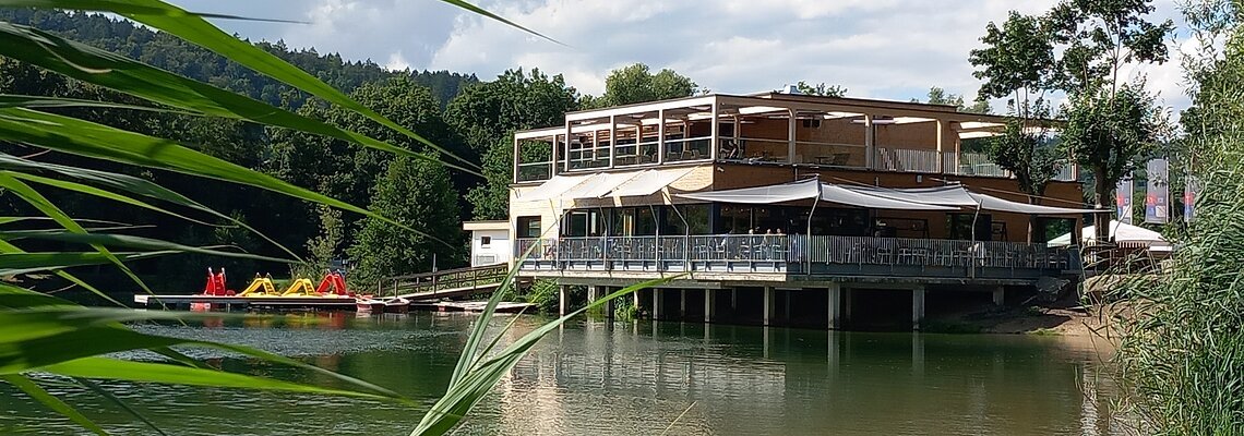 Das Restaurant liegt idyllisch direkt am Kratzmühlsee.