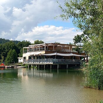 Das Restaurant liegt idyllisch direkt am Kratzmühlsee.
