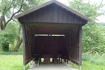 Die Schutzhütte auf dem Bootsrastplatz ist komplett aus Holz gebaut und steht auf einer gepflasterten Ebene, damit man bei einem Unwetter nicht zu nass wird.
