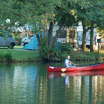 Bootfahrer am Campingplatz Kratzmühle