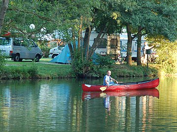 Bootfahrer am Campingplatz Kratzmühle