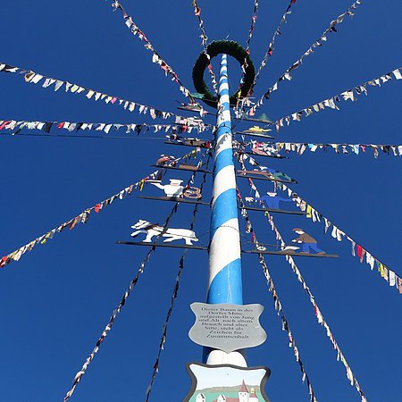 Maibaum am Marktplatz in Kinding