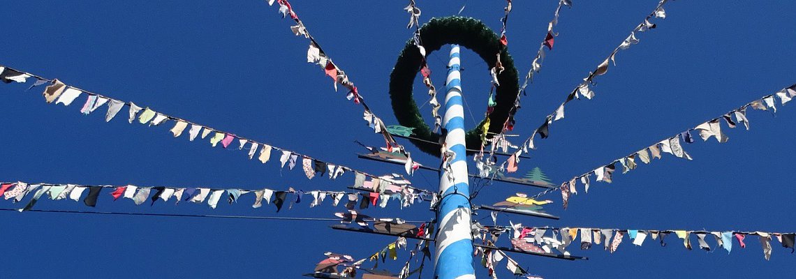 Maibaum am Marktplatz in Kinding