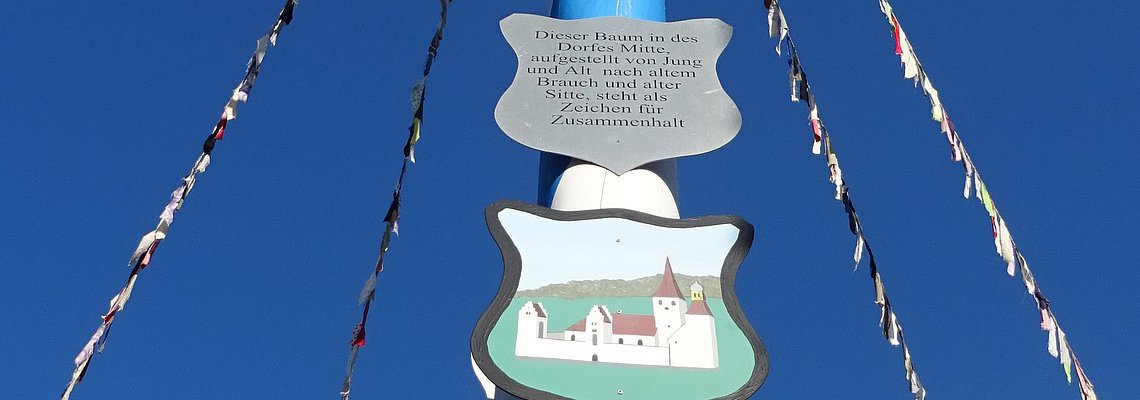 Maibaum am Marktplatz in Kinding