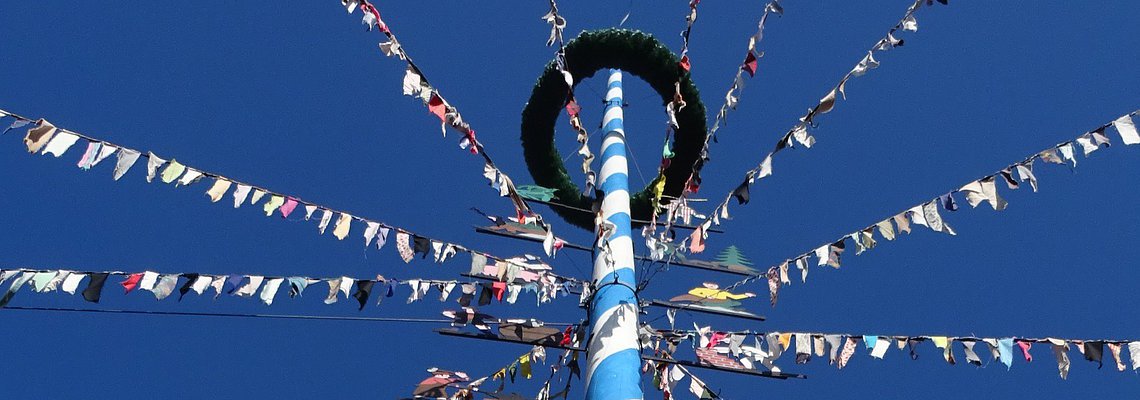 Maibaum am Marktplatz in Kinding