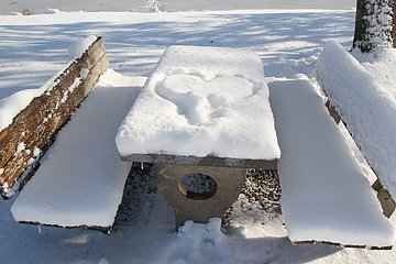 Sitzgruppe an der Kratzmühle im Winter