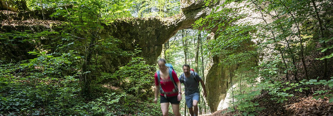 Wanderer am Felsentor bei Unteremmendorf 1