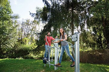 Fitnessgeräte bei Wassertretanlage Kinding