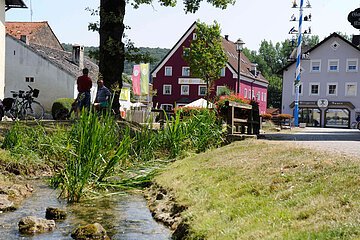 Bachlauf am Marktplatz in Kinding