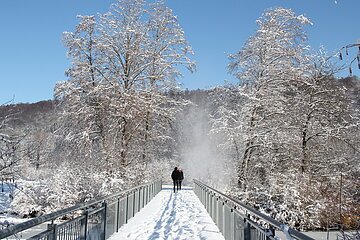 Spaziergänger im Winter an der Kratzmühle